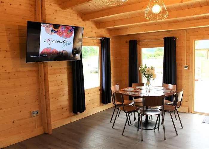 Inviting 3-Bedroom Lodge In Ashton Under Hill