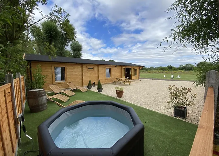 Inviting 3-Bedroom Lodge In Ashton Under Hill