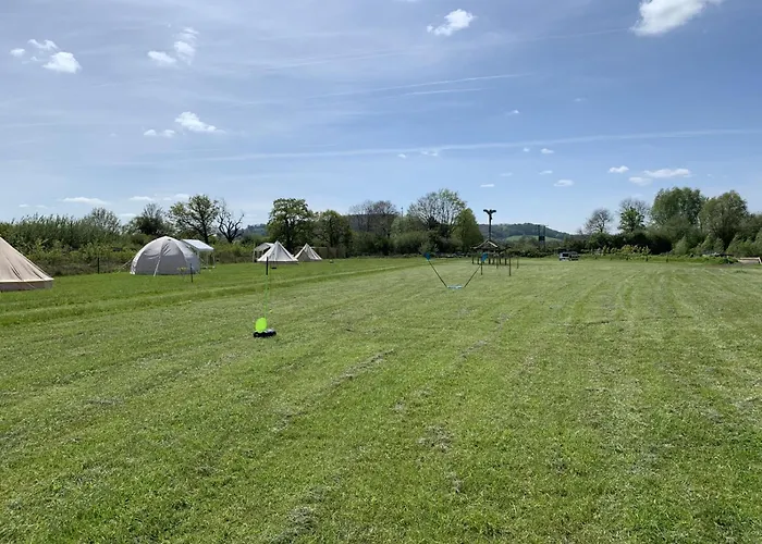 Inviting 3-Bedroom Lodge In Ashton Under Hill